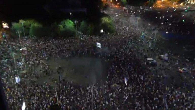 Няколко хиляди души искат оставката на правителството