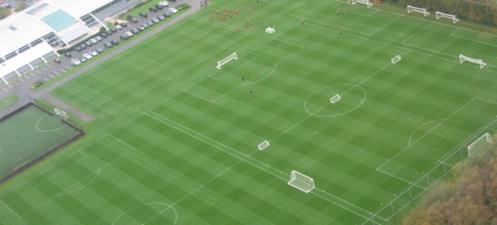 Освен като AON Training Complex по очевидни спонсорски причини, базата е известна още като The Trafford Training Centre и Carrington.
