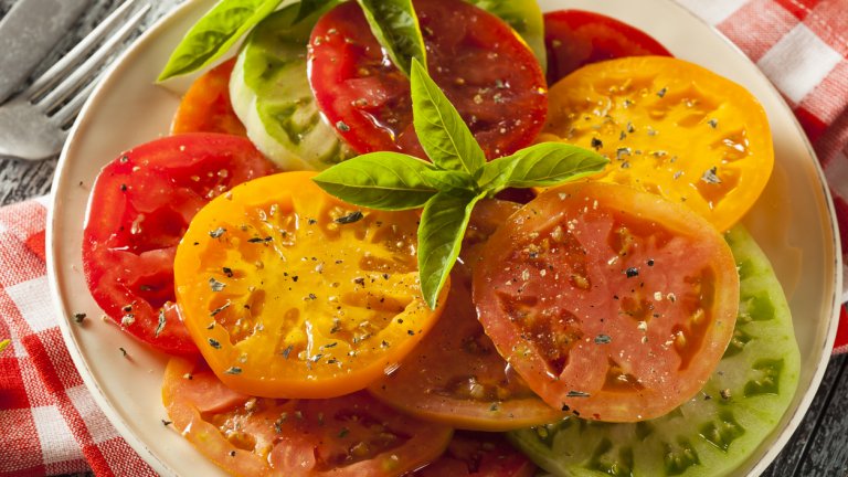 Салата мариновани доматиМалко по-изненадващ вкус на добре познатата ни салата. Още по-добре ще е, ако ползваме разноцветни домати. Режем ги на тънки филийки и много леко ги подсушаваме с кухненска хартия. Забъркваме марината от зехтин, оцет, 2-3 лъжици мед, лъжица дижонска горчица, сол, пипер и зелени подправки. 
Заливаме доматите и ги оставяме хубаво да си поемат маринатата – поне няколко часа на хладно място. Сервираме с украса от босилек и резенчета червен лук.