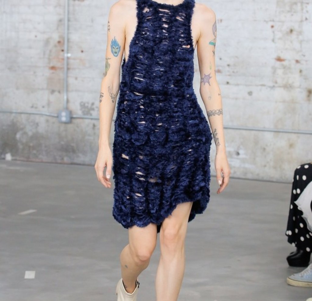 Eckhaus Latta казват, че плетивата са модерни и много шик. Комбинирайте с перли и отблясъци и няма как да сгрешите.