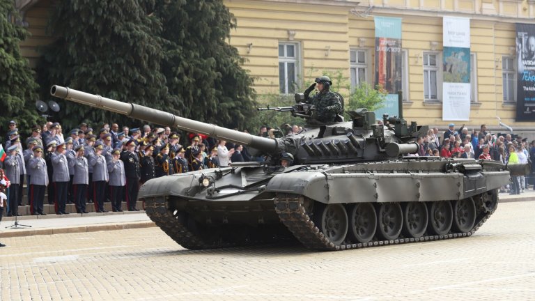 Военният парад за Деня на храбростта в СНИМКИ