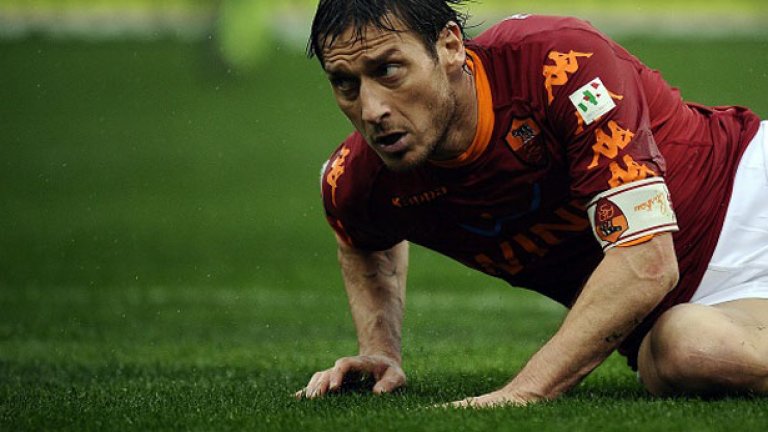 Франческо Тоти - Принца на Рим
Капитан на: Рома
Спечелени трофеи една титла на Италия, две Купи и една Суперкупа на Италия, една световна титла
В актива си, Тоти няма много отличия, но въпреки това постоянството и отдадеността му към клуба са непренебрежими.
Един от най-исканите играчи в началото на този век, Тоти отказва оферти от някои от най-големите отбори в Европа, оставайки верен на Рома.