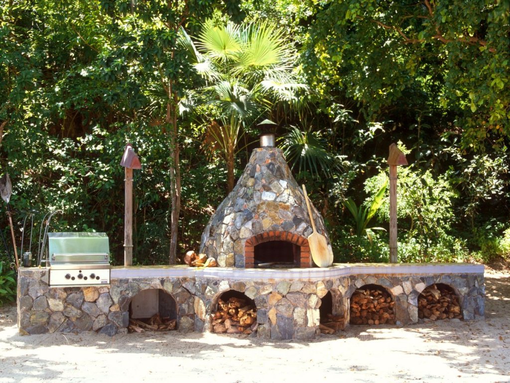 Открит кът за готвене, оборудван с барбекю