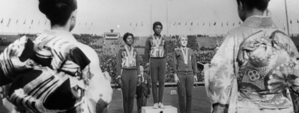 10. Токио 1964: Не може да се вярва на половите тестове
Ева Клобуковска, полска спринтьорка, печели злато на 4х100 м и бронз на 100 м (жената върху стълбичката за трето място на снимката). През 1967 година обаче  Клобуковска "се проваля" на половите тестове и всичките й медали са отнети. Години по-късно, когато Клобуковкса ражда сина си обаче, всички разбират, че тези тестове не са напълно 100-процентови, а полякинята има хромозома в повече.