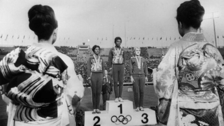 10. Токио 1964: Не може да се вярва на половите тестове
Ева Клобуковска, полска спринтьорка, печели злато на 4х100 м и бронз на 100 м (жената върху стълбичката за трето място на снимката). През 1967 година обаче  Клобуковска "се проваля" на половите тестове и всичките й медали са отнети. Години по-късно, когато Клобуковкса ражда сина си обаче, всички разбират, че тези тестове не са напълно 100-процентови, а полякинята има хромозома в повече.