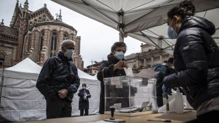 Трите основни локални сили събират общо около 74 места в 135-членния местен парламент