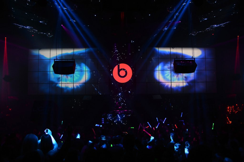 Beats by DreТук случаят е подобен на този с Pinterest – имаме стилизирано b в червен кръг и смятаме, че няма повече послания. Всъщност малкото b е стилизирано така, че отдалеч погледнат, червеният кръг изглежда като глава в профил, на която има поставени слушалки.