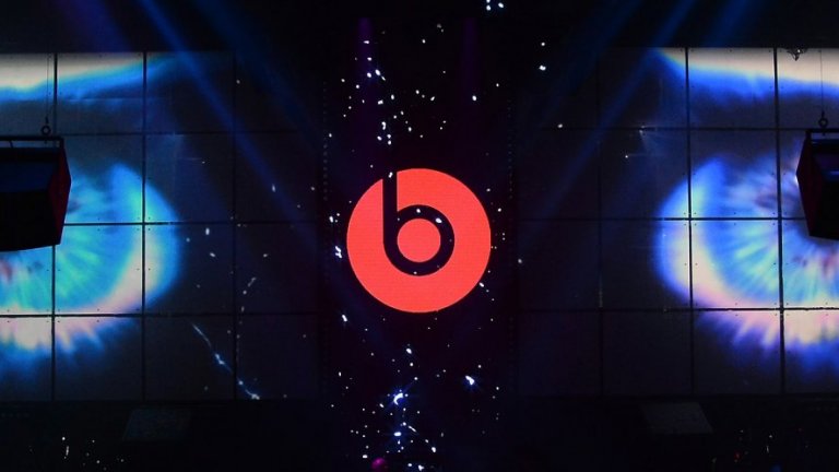 Beats by DreТук случаят е подобен на този с Pinterest – имаме стилизирано b в червен кръг и смятаме, че няма повече послания. Всъщност малкото b е стилизирано така, че отдалеч погледнат, червеният кръг изглежда като глава в профил, на която има поставени слушалки.