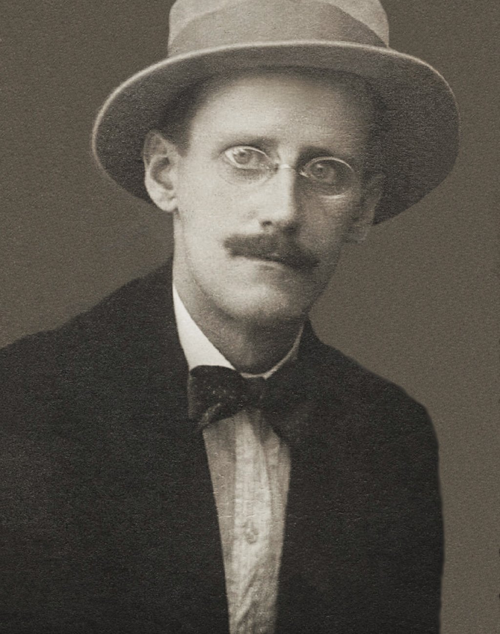 James_Joyce_by_Alex_Ehrenzweig,_1915_cropped
