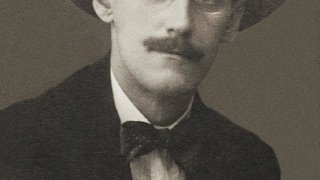 James_Joyce_by_Alex_Ehrenzweig,_1915_cropped