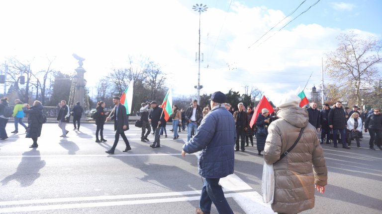 Започва демонтажът на Паметника на съветската армия (снимки)