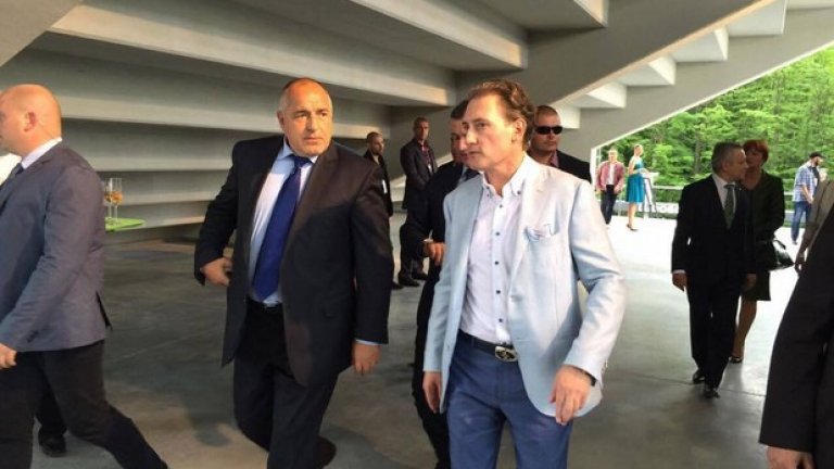 А само преди по-малко от година откриха трибуна "Моци"...