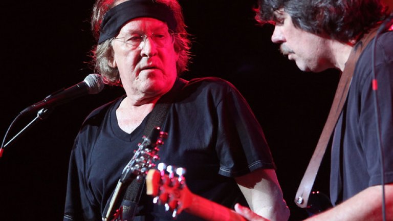 Пол Кантнър
Китаристът и съосновател на голямата сайкиделик рок група Jefferson Airplane почина на 28 януари на 74 г. В едно почти невероятно съвпадение, също на 28 януари 2016 г. почина и първата вокалистка на Jefferson Airplane - Сигни Андерсън. Тя също беше на 74 г.