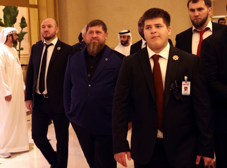 Рамзан Кадиров и синът му Адам в Абу Даби по-рано тази година, заобиколени от охраната си.