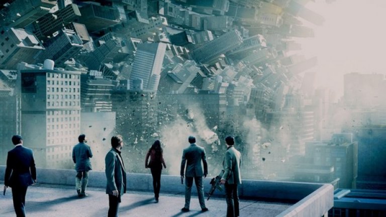 "Генезис" / Inception (2010) 
Този сюрреалистичен филм прави пробив във времето и пространството, какъвто рядко сте виждали дори на кино. Леонардо Ди Каприо е в ролята на крадец, който отмъква корпоративни тайни от подсъзнанието на жертвите си по време на съня им. В последната си мисия обаче той е принуден да измисли начин как да "имплантира" идея в ума на чужд човек.
