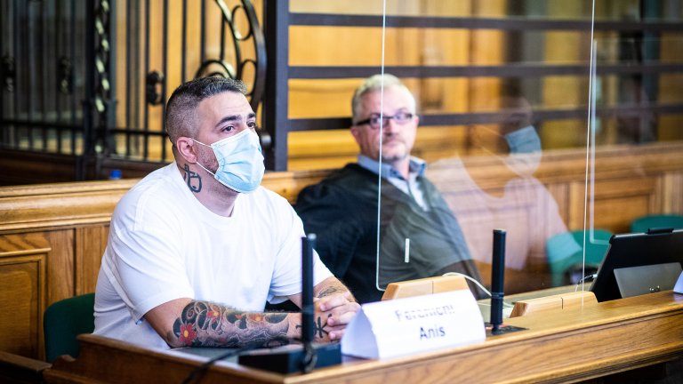 Бушидо и адвокатът му по време на делото срещу Арафат Абу-Чакър и братята му.