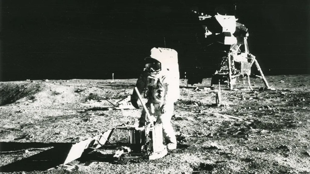 buzz-aldrin-on-moon-l