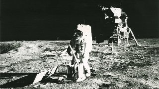 buzz-aldrin-on-moon-l