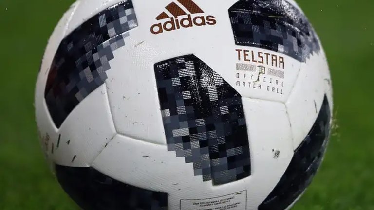 Telstar 18 (2018)
През ноември 2017 г. Adidas представи Telstar 18 - официалната топка за Световното първенство през 2018 г. в Русия. Асоциацията беше с класическата Telstar от 1970 г. А кълбото беше първото от 1994-та, в което преобладава черно и бяло. Единственият цвят на Telstar 18 беше златното лого на Adidas. Малко по-различна версия, наречена Telstar Mechta, беше представена за елиминационния етап на турнира. "Мечтата" имаше черно и червено и предизвика недоволство от страна на вратарите. Постепенно обаче свикнаха с нея.