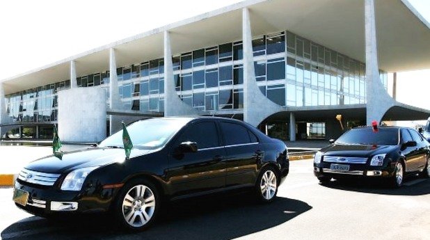 А иначе официалната кола на бразилския президент Дилма Русеф е бронирана версия на хибриден Ford Fusion
