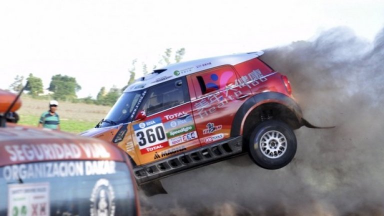 Секунда преди Mini-то на Мейлинг да излети от пътя