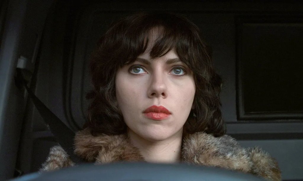 6. Under the Skin / "Под кожата" (2013 г.)
Определено изненадващо висока позиция за този експериментален филм на режисьора Джонатан Глейзър, в който Скарлет Йохансон играе извънземна жена, изпратена на Земята, за да съблазнява мъже, а след това да ги убива. Филмът представлява интересен поглед върху това какво означава да си човек, представен през призмата на хищника, който открива, че има доста повече общо с жертвите си, отколкото е предполагал.
Специфичното при "Под кожата" е самата кинематография, като Глейзър решава да заснеме филма си по един груб и възможно най-автентичен начин, използвайки често дори скрити амери и непрофесионални актьори. Именно това, заедно със самата актьорска игра, го прави за някои хора толкова влиятелен и велик.