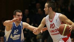 Божидар Аврамов (с топката)от Лукойл Академик бе избран за най-полезен състезател в турнира за баскетболната купа на България