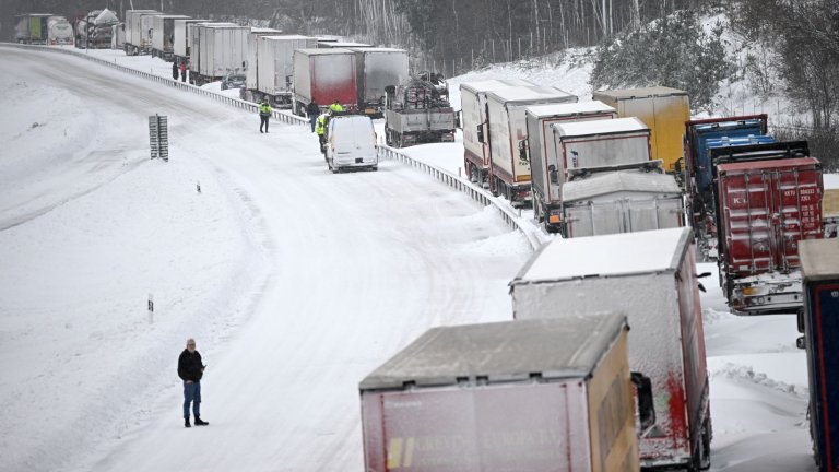 Стотици заседнаха на магистрала в Швеция