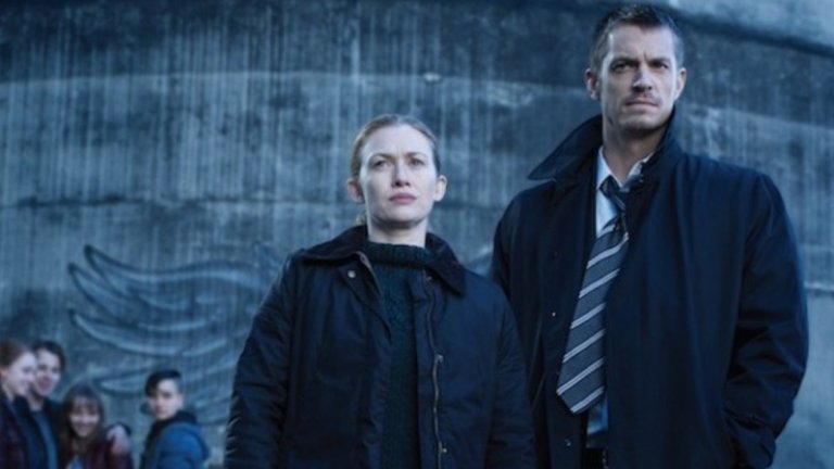 The Killing
Следвайки формулата на "Кой уби Лора Палмър", тук сериалът се фокусира върху убийството на тийнейджърка от малко американско градче, чието разследване обаче стига до кампанията за президентските избори в САЩ. Сериалът е заплетен и държи зрителите в напрежение, но също така ги сблъсква и със скръбта на едно семейство, което е имало проблеми, още преди да е загубило дъщеря си. Самият сериал е римейк на датския Forbrydelsen (The Crime).