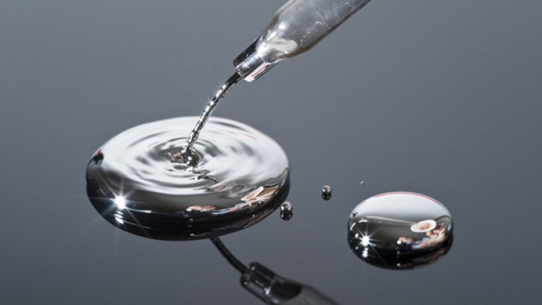 Живак
Първият китайски император – Куин Шу Хуан е погребан в гробница, обградена от канали с течащ живак по тях. Това е малко иронично, като се има предвид, че императорът е умрял, след инжектиране именно с тежкия метал, воден от убеждението, че така ще живее вечно.
Живакът е използван дълго време като антисептик и при лечението на кожни болести. Станал е дотолкова популярен, че е използван и в козметични разтвори и продукти, а преди 1940-та година е  основен лек за полово предавани болести.
Днес е ясно, че живакът е силно токсичен, медицинската му ефективност - почти нулева, а страничните ефекти варират от загуба на зъби до смърт.