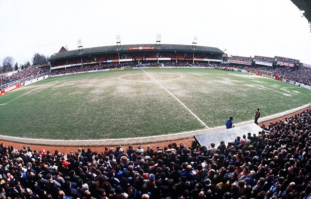 "Дъ Дел" от 1979-а преди Саутхямптън - Уест Бромич. Това е 

един от емблематичните английски стадиони, на който редица 

грандове са изпитвали затруднения. "Светците" играят на 

него 103 години
- между 1898-а и 2001-а