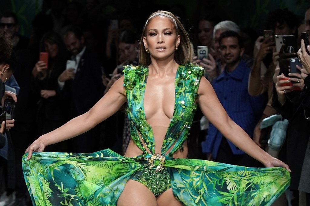 Дженифър Лопес

Емблематична рокля, предизвикваща погледите, е и зелената изрязана рокля на Versace, която носеше Дженифър Лопес на наградите “Грами” през 2000 г. Тоалетът ѝ стана толкова култов, че певицата го облече отново на шоуто на Versace през 2020 г.
