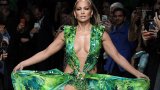 Дженифър Лопес

Емблематична рокля, предизвикваща погледите, е и зелената изрязана рокля на Versace, която носеше Дженифър Лопес на наградите “Грами” през 2000 г. Тоалетът ѝ стана толкова култов, че певицата го облече отново на шоуто на Versace през 2020 г.