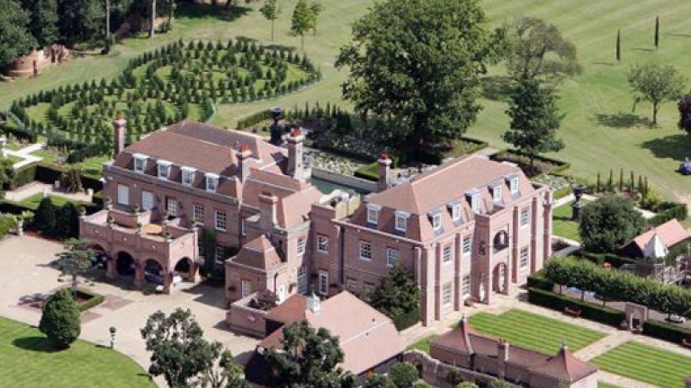 9. Дейвид Бекъм - Никоя колекция от къщи на футболисти няма да е пълна без името на Бекъм. Неговото имение, известно като Бекингам Палас, бе продадено за 12 милиона лири в края на миналата година, след като бе резиденция на Дейвид и Виктория от 14 години.
През това време Бекъм пътува и живя на много места извън Англия и невинаги имението бе населявано за постоянно. Е, парите отиват за купуването на ново имение, този пък край Лондон.