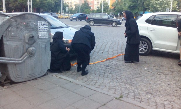Три монахини са "изтеглили късата клечка" - закъсали са с "Фиат"-а си на кръговото на Руски паметник в София, където обикновено маршрутките за Перник качват пътници...