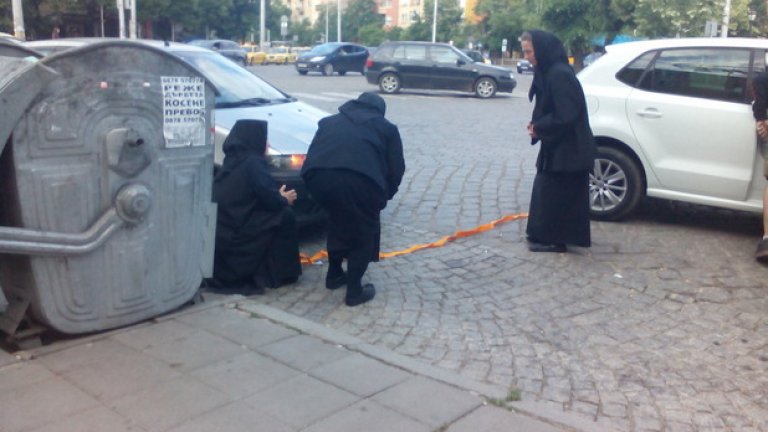 Три монахини са "изтеглили късата клечка" - закъсали са с "Фиат"-а си на кръговото на Руски паметник в София, където обикновено маршрутките за Перник качват пътници...