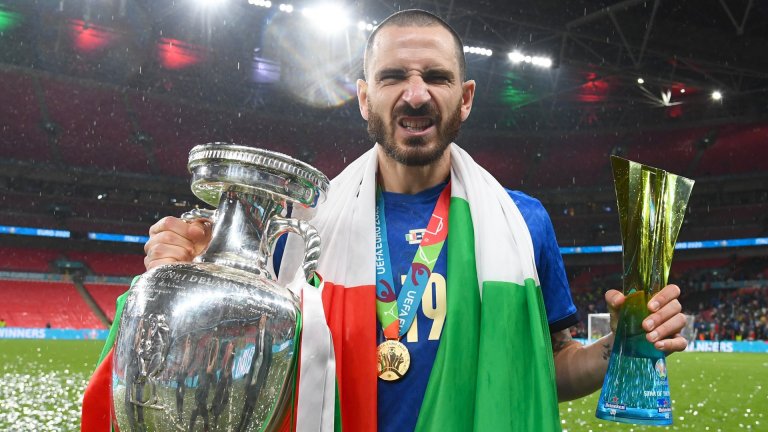 Леонардо Бонучи с европейската купа, шампионския медал и наградата за Играч на мача на вече опразнения от английските фенове "Уембли" след победата на Италия над Англия след изпълнение на дузпи на финала на Евро 2020.