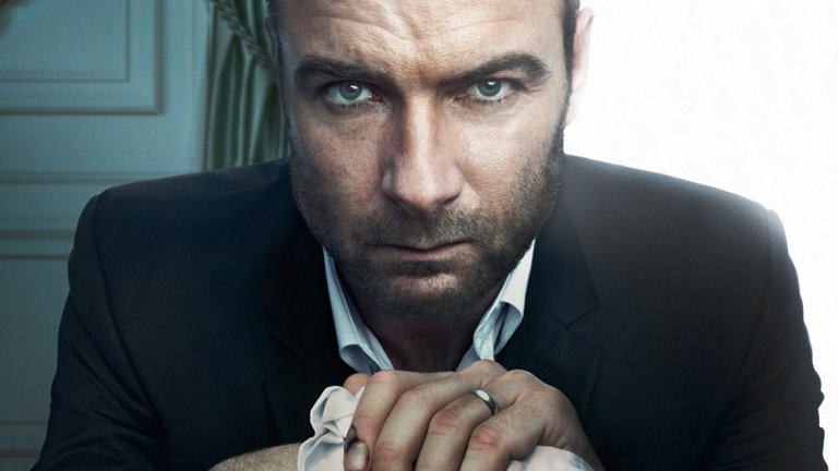  "Рей Донован"/ "Ray Donovan" 

Действието на драмата се развива в Лос Анджелис, където Рей Донован работи за могъща адвокатска кантора и основната му задача е да представлява богатите и известните. Донован е ловък посредник, човек, който се грижи за подкупите, заплахите и всички други сенчести дейности, които могат да помогнат на клиентите. Освен всичко друго Рей е семеен човек със своите лични проблеми, чийто живот се преобръща, след като баща му (изигран от Джон Войт) излиза от затвора. 