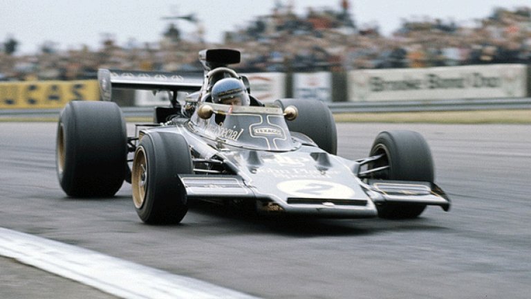 Lotus 72 от 1970 година
Чапмън отново поема пионерската роля – в случая с Lotus 72, който получава клиновидна форма и първото по рода си модерно задно крило – то натиска сериозно задницата към пистата и в същото време се отличава с минимално аеродинамично съпротивление. Това става възможно с преместването на радиаторите на двата борда на колата, досега те са били в предната част. И до днес радиаторите са във въздушните кутии на съвременните болиди. С 72 Lotus печели две титли при пилотите и три при конструкторите.