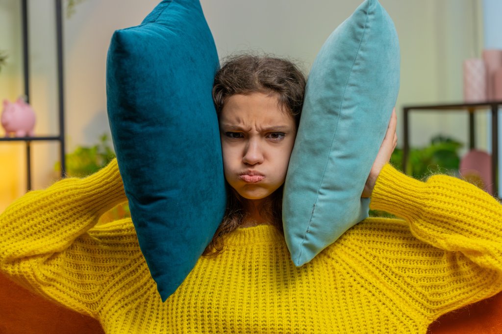 тийнейджър, тийн, тийнейджърка, възглавници, шум, съседи