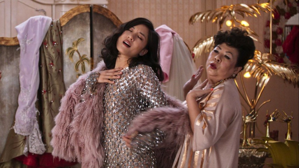 Crazy Rich Asians (Луди богаташи)
Това е може би един от най-скъпите филми на годината и не говорим за специални ефекти, а само за реквизита му. \"Луди богаташи\" е типичната азиатска комедия, само че този път към нея се добавя и целия блясък, ра