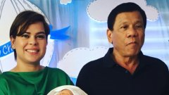 Кметицата на Давао и дъщеря на скандалния президент на Филипините Родриго Дутерте редува оръжия с мемета в Instagram в шокираща последователност