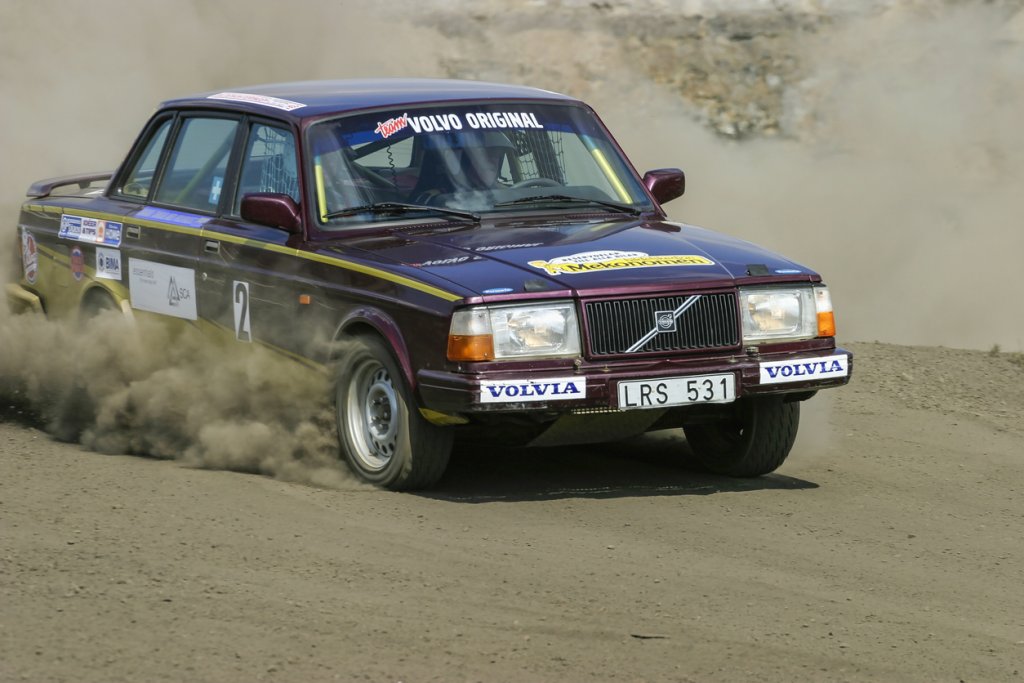 “Летяща тухла” - Volvo 240 Turbo

Без съмнение един от най-успешните модели на Volvo. Не блести с визия, но изгражда репутацията за надеждност и безопасност на шведския производител. 

Изненадващо грубият, тухлоподобен дизайн, се оказва подходящ и за състезания. Така се появява 240 Turbo, което печели редица ралита през годините. Обикновената, грозна тухла става “Летящата тухла”.