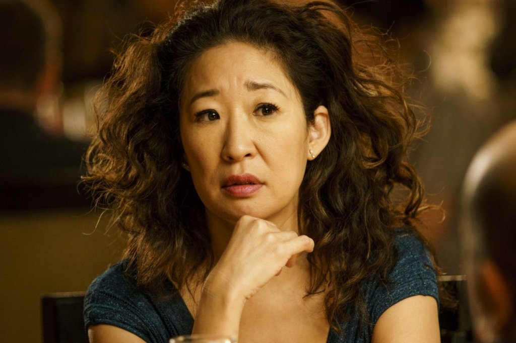Най-добра актриса в сериал (драма): 
Сандра О, \"Killing Eve\" 
Джулия Робъртс, \"Homecoming\" 
Кери Ръсел, \"Американците\" 
Елизабет Мос, \"Историята на прислужницата\" 
Кайтриона Балфе, \"Outlander\"