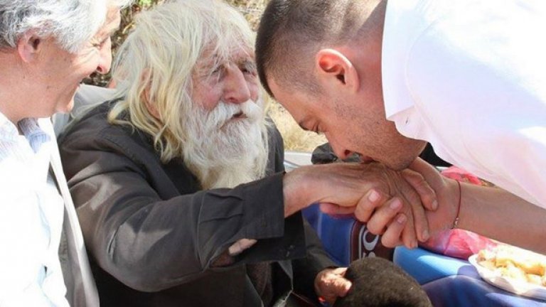 Чистят, рият и ръкостискат