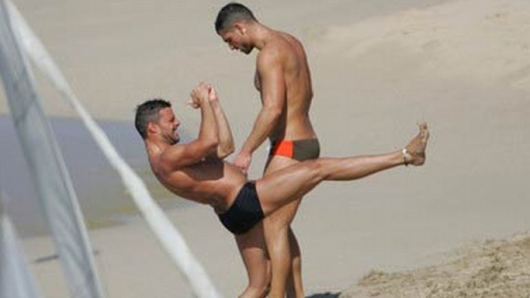 Още преди години папараци снимаха Рики Мартин с приятел на плажа...