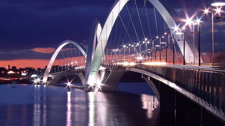  "Жуселину Кубичек" 

Асиметричният мост е кръстен на бразилския президент Жуселину Кубичек. Около и над съоръжението има три големи стоманени арки, които "скачат" една към друга. Мостът се простира над езерото Параноа в град Бразилия. Кубичек се смята за един от основоположниците на столицата. 

Мостът, кръстен на него, е дълъг 1200 метра, висок е 24 метра и е достъпен както за автомобили, така и за пешеходци и колоездачи. Архитект на съоръжението е Александре Чан, който казал, че с него иска да подчертае невероятния залез над Бразилия.