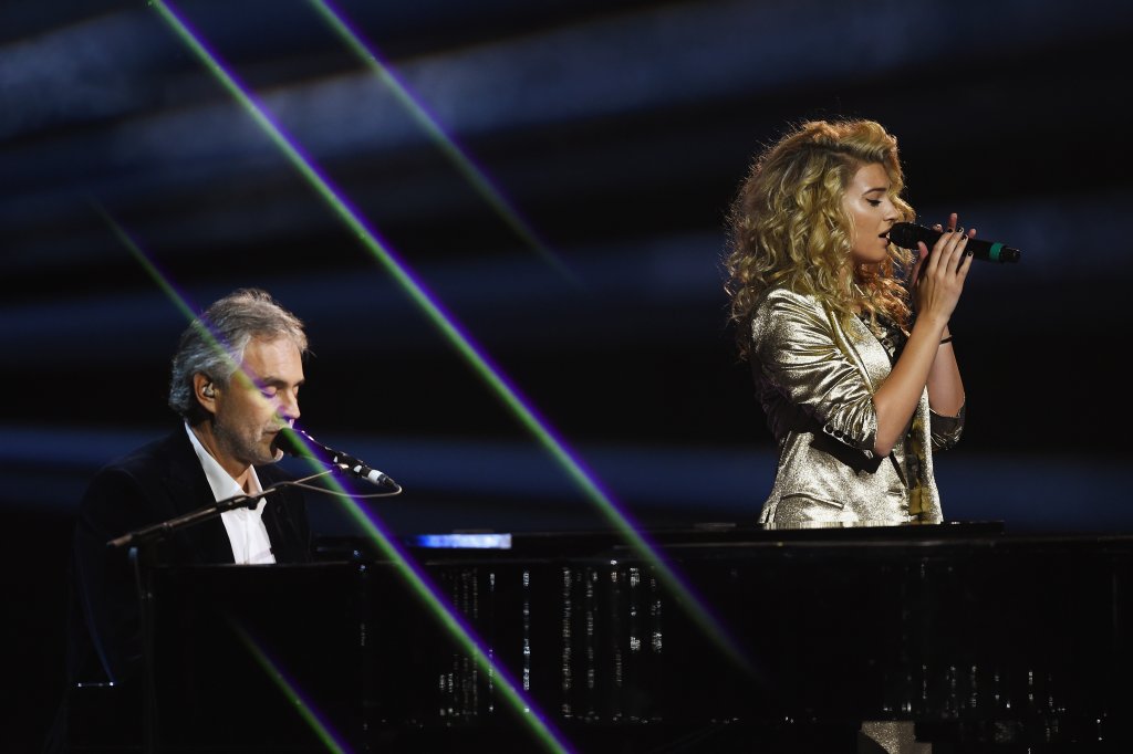 Страхотното изпълнение на Андреа Бочели и Тори Кели