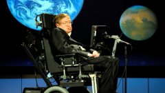 Седналият в специалната си инвалидна количка Стивън Хокинг гледа нагоре към звездите