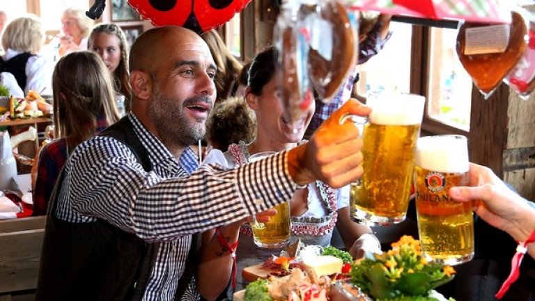 Най-важните хора в клуба предвождаха отбора в деня за посещение на Октоберфест. Треньорът Пеп Гуардиола вдига тост, а някъде иззад висящите над масата бретцели е съпругата му Кристина.